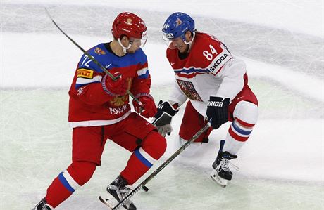 Rusk hokejista Artmij Panarin (vlevo) a ech Tom Kundrtek v ostrm souboji...