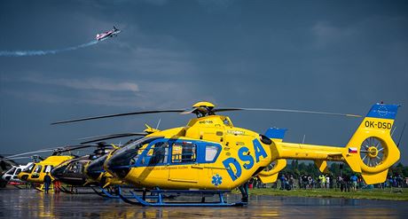 Vrtulníky spolenosti DSA na hradeckém letiti pi Helicopter show