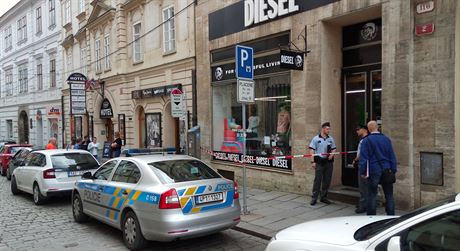 Neznámý pachatel pepadl obchod s odvy ve Zbrojnické ulici v Plzni. (15....