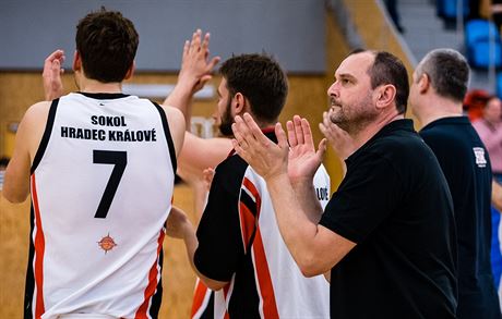 Basketbalisté Hradce Králové dkují po neúspné barái svým fanoukm.