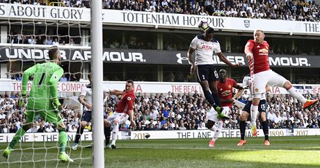 GÓLOVÁ HLAVIKA. Tottenhamský záloník Victor Wanyama otevírá hlavou skóre...