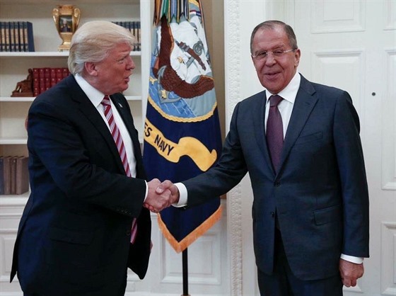 Americký prezident Donald Trump s ruským ministrem zahranií Sergejem Lavrovem