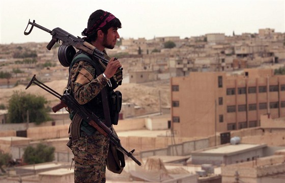 Kurdové vytlačují bojovníky IS ze syrského města Tabká (30. dubna 2017)