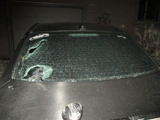 Výtržník rozmlátil ženě zadní okno auta golfovou holí.