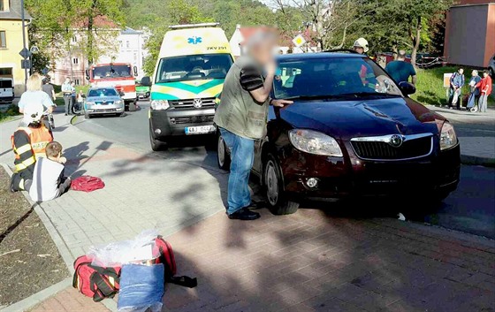 Řidič srazil v ašské Tylově ulici před základní školou dvě děti a dvě ženy.