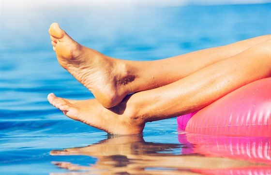 V teplých měsících je pravidelná péče o nohy zcela zásadní.