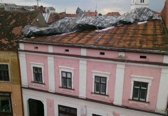 Vítr strhl stechu domu ve Stránici na Hodonínsku (13. kvtna 2017).