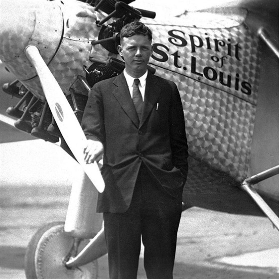 Charles Lindbergh u letounu Ryan NYP. Zajímavý vzor na duralových krycích plechách a vrtulovém kuelu byl docílen brouením, jeho funkcí bylo optické zakrytí nerovností vzniklých pi primitivním tváení tchto díl.