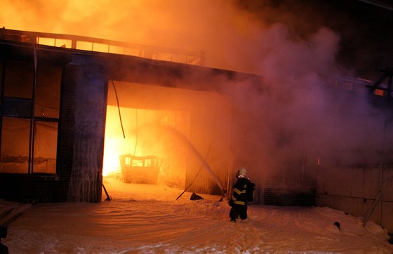 Rozsáhlý požár v průmyslovém areálu v Otrokovicích.