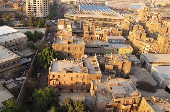 Střechy domů v centru Káhiry často připomínají smetiště.