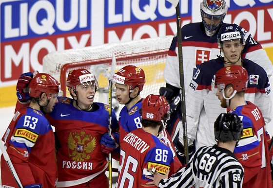 Hokejisté Ruska oslavují gól vstelený Slovákm.