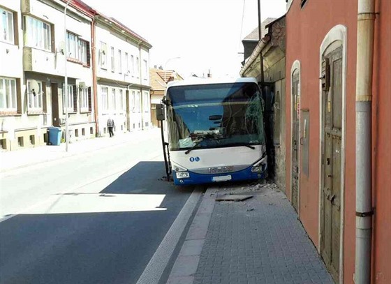 Autobus v Poličce po střetu s autem narazil do domu.