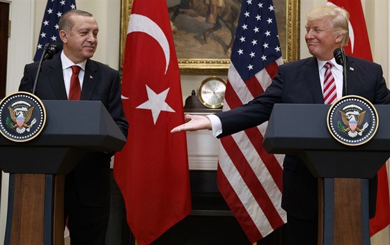 Turecký prezident Recep Tayyip Erdogan a jeho americký protějšek Donald Trump v...