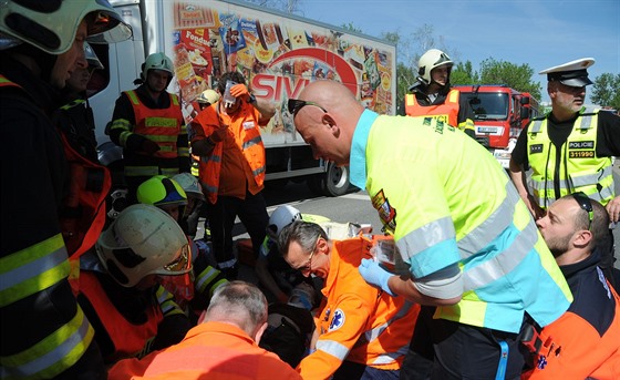Hasii a záchranái zasahují u nehody motorkáky v Kutnohorské ulici.