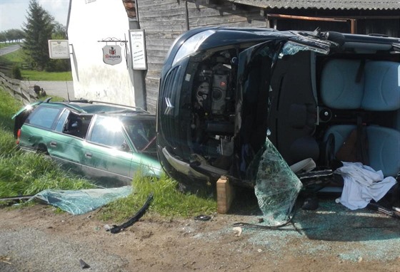 U Kianova na Písecku bourala dv osobní auta. idie citroenu museli hasii...