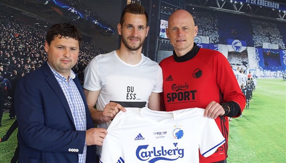 Michael Lüftner (uprosted) pózuje s dresem FC Koda, vlevo hráský agent...