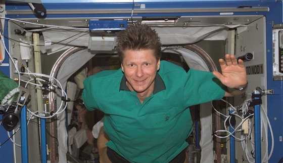 Genadij Padalka na ISS v dubnu 2004. V té době byl velitelem Expedice 9.