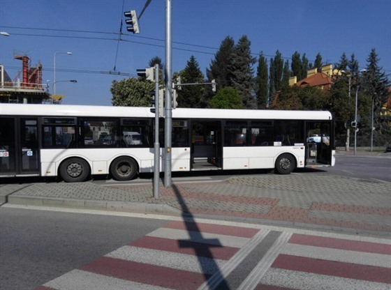 Auto vjelo do kiovatky, idi ujel. V autobusu se zranilo est lidí.