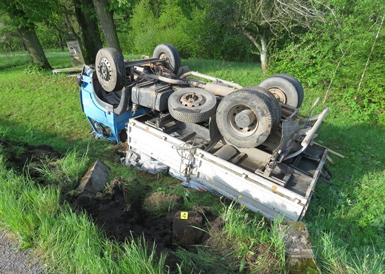 Takto dopadlo auto poté, co pod ním utrhla krajnice.