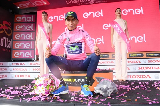 V RَOVÉM. Nairo Quintana se po brilantním výkonu v deváté etap oblékl do...