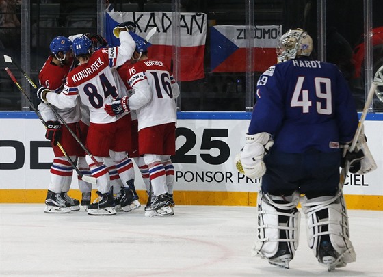 ČESKÁ RADOST. Čeští hokejisté se radují z gólu do sítě Francie.