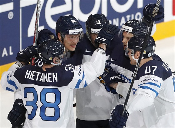FINOVÉ SLAVÍ. Fintí hokejisté práv vstelili gól do sít výcarska.