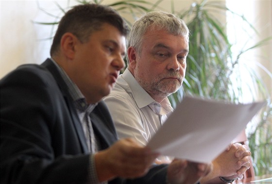 Současnou koaliční krizi na jihlavském magistrátu podle vedení města odstartovala schůzka Jaromíra Kaliny (vpravo), právníka Miroslava Šianského a Jiřího Benáčka (vlevo), na které se mělo řešit ukončení spolupráce s advokátní kanceláří Ondruš.