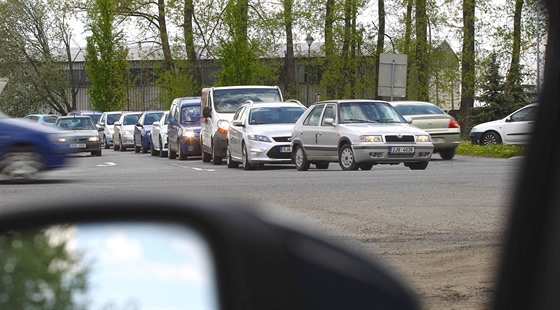 Kiovatka ikovy a Rantíovské ulice je dnes na rozdíl od tchto obrázk z roku 2017 osazena provizorními semafory. Kolony se tu tvoí ale stejn. Mnozí se pak obávají, co pinese otevení nákupního centra pl kilometru za ní.