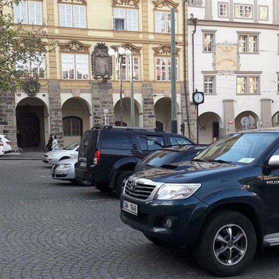 Auta opět zaplnila Malostranské náměstí v Praze 1 (11.5.2017).