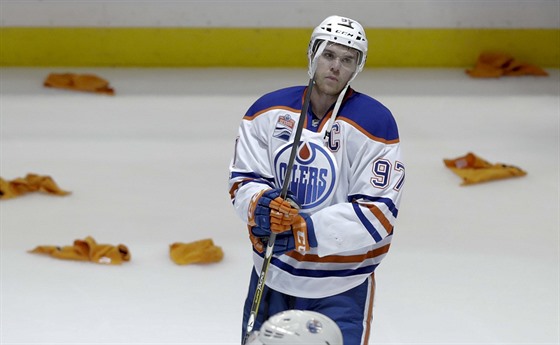 Connor McDavid se stal nejlépe placeným hráčem v NHL. Dokáží v Edmontonu ale kolem něj vystavět vítězný tým?