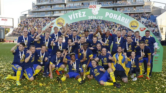 FOTKA DO PAMÁTNÍKU. Fotbalisté Zlína slaví triumf v domácím poháru.