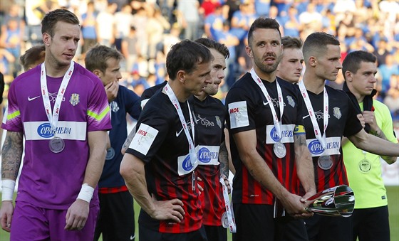 ZKLAMANÍ. Fotbalisté Opavy po prohraném pohárovém finále.