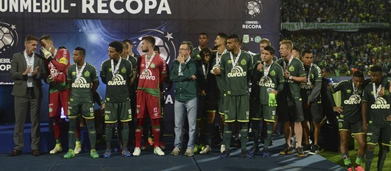 Fotbalisté brazilského Chapecoense sice  neuspli, pesto si zapózovali s...