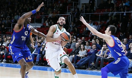 Ádám Hanga (v bílém) z Baskonie proniká defenzivou Anadolu Efes Istanbul.