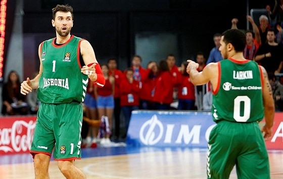 Andrea Bargnani (vlevo) z Baskonie si pochvaluje souhru se Shanem Larkinem.