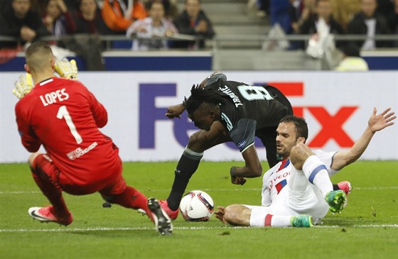 Bertrand Traoré (v erném dresu) z Ajaxu Amsterdam v souboji s Jeremym Morelem...