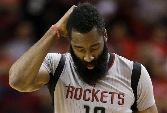 James Harden z Houstonu si drbe hlavu.