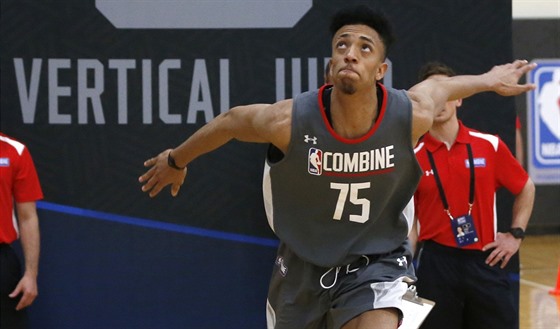 Jonathan Jeanne se odráí k výskoku bhem NBA Draft Combine.