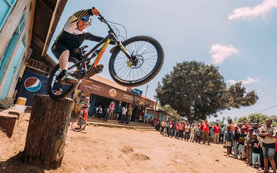 Danny MacAskill a jeho kousky ped výjezdem na Kilimandáro.