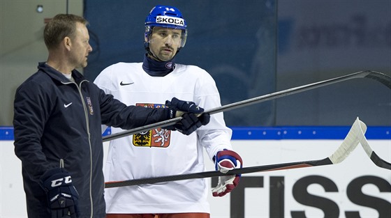 Tom Plekanec a trenr brank Petr Jaro (vlevo) na trninku hokejov...