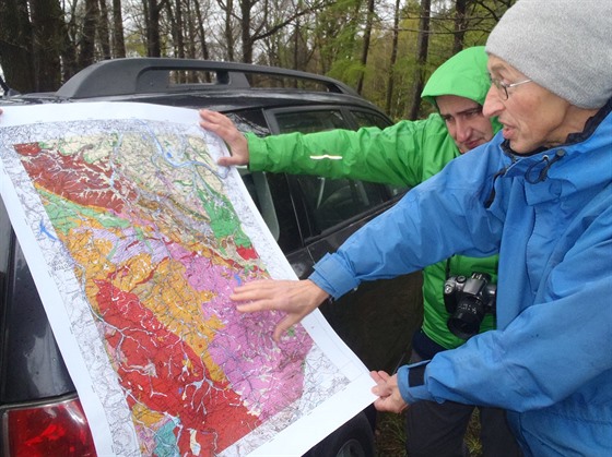 Geolog Vladislav Rapprich (vzadu) s n�meckým kolegou hodnotí v terénu...