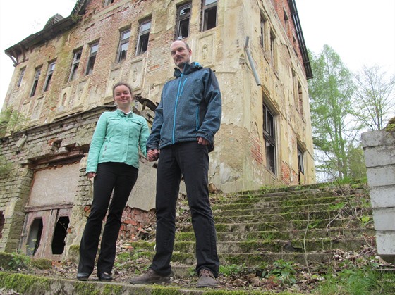 Manželé Bilinští před zchátralým objektem Karlova údolí, který koupili.