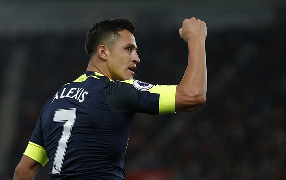 Alexis Sánchez z Arsenalu slaví branku do sítě Southamptonu.