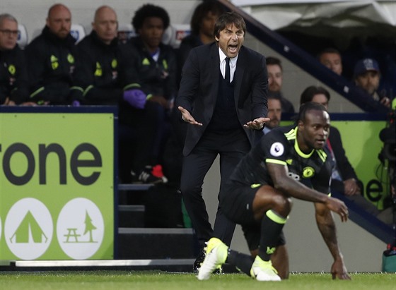 Trenér Chelsea Antonio Conte burcuje své hráe bhem zápasu na hiti West...