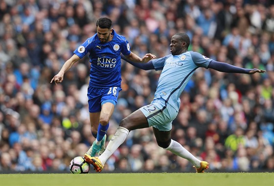 Yaya Touré (vpravo) toho v posledních sezonach za Manchester City mnoho neodehrál.