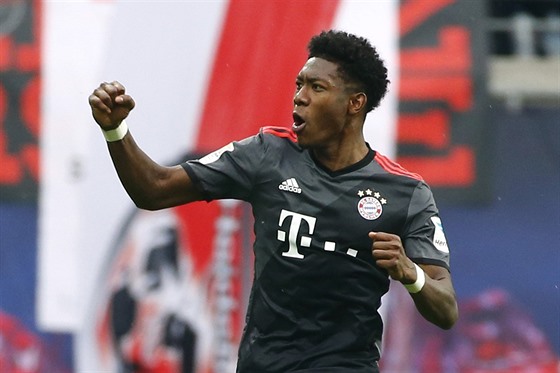 TO DOKÁEME. David Alaba z Bayernu slaví gól, kterým v duelu proti Lipsku...