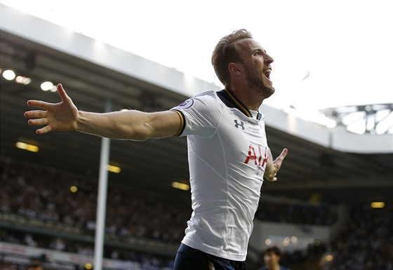 Útoník Tottenhamu Harry Kane se raduje z gólu do sít Manchesteru United.