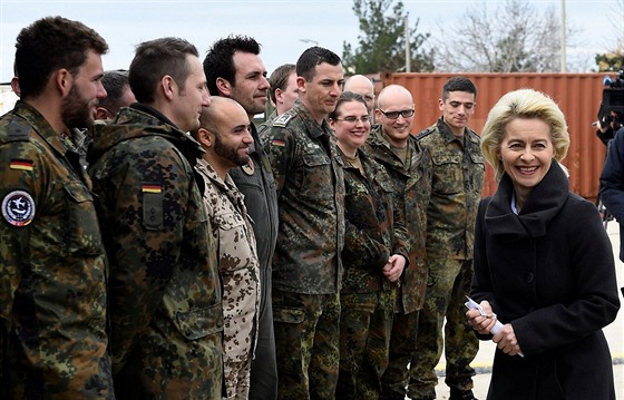 Nmecká ministryn obrany Ursula von der Leyenová hovoí s vojáky Bundeswehru pi návtv základy &#304;ncirlik v roce 2016