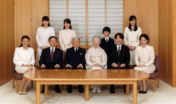 Japonský císa Akihito a císaovna Miiko se syny a jejich rodinami (Tokio, 28....