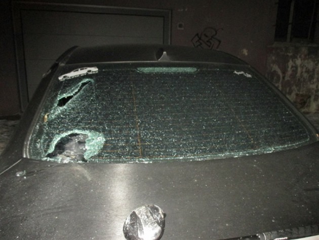 Výtrník rozmlátil en zadní okno auta golfovou holí.